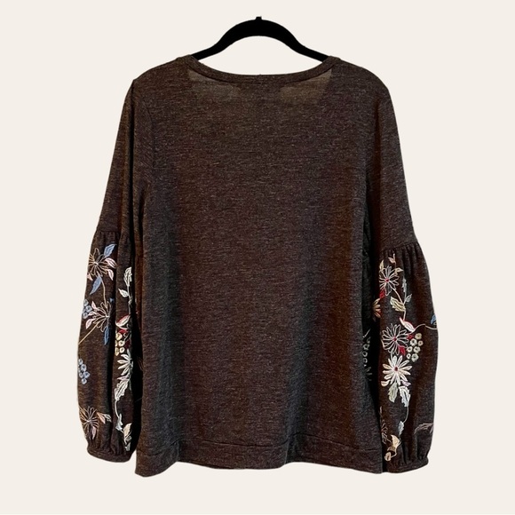 HARLOW & ROSE, GREY, LONG SLEEVE TOP WITH EMBROIDERED PUFF SLEEVES. SIZE M. - Picture 2 of 5